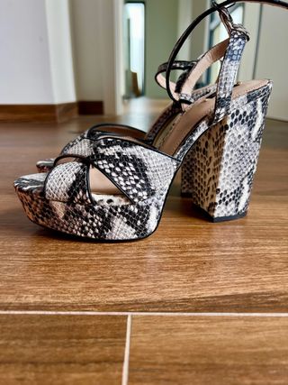 Sandalias de plataforma estampado serpiente Nuevas
