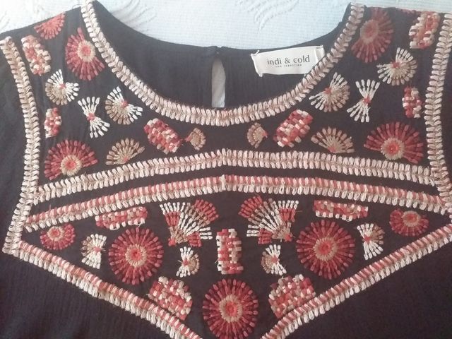 Blusa bordada negra de la marca Indi & Cold
