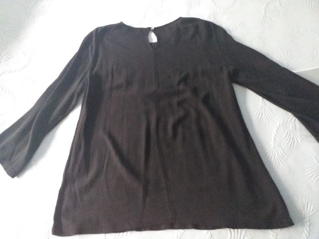 Blusa bordada negra de la marca Indi & Cold