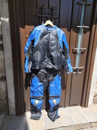 Mono, botas y guantes de piel