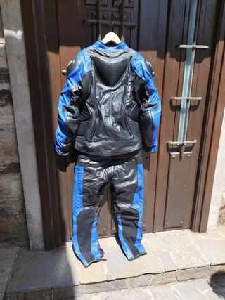 Mono, botas y guantes de piel