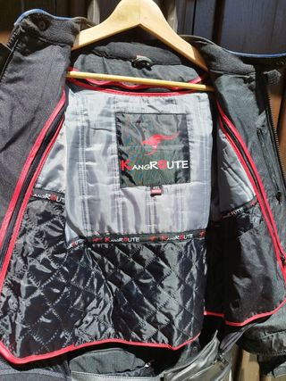 Mono, botas y guantes de piel