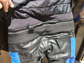 Mono, botas y guantes de piel