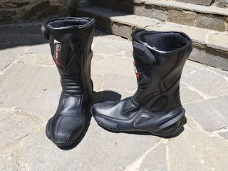 Mono, botas y guantes de piel