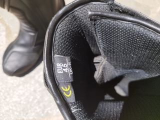 Mono, botas y guantes de piel