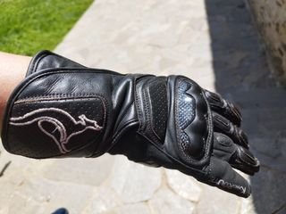 Mono, botas y guantes de piel