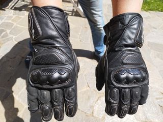 Mono, botas y guantes de piel