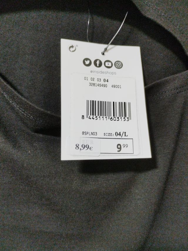 camiseta negra escote. marca Inside