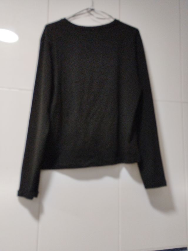 camiseta negra escote. marca Inside