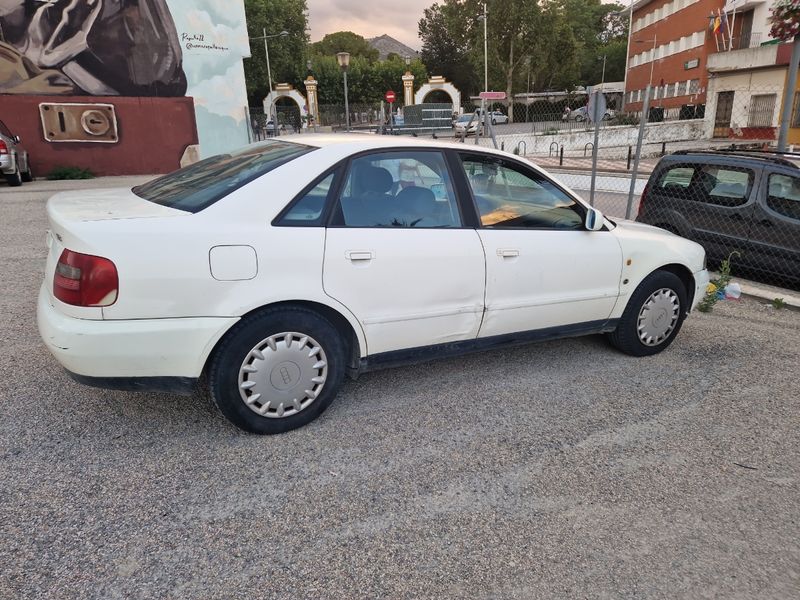 Audi A4 1997 - foto 1