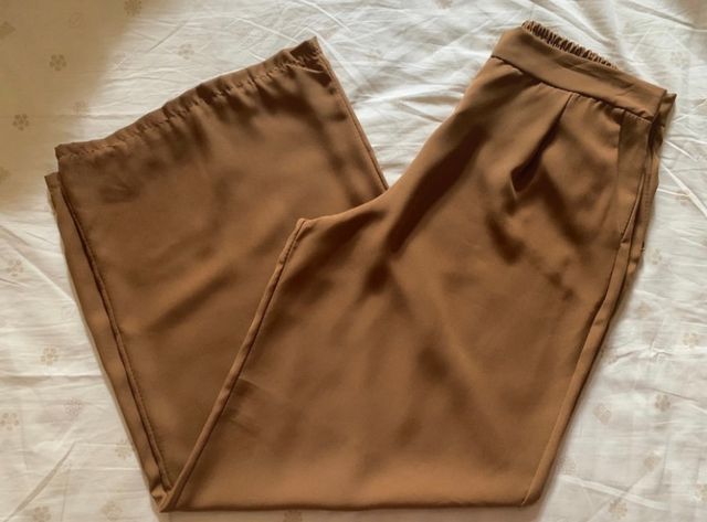 Pantaloni larghi e leggeri color caramello