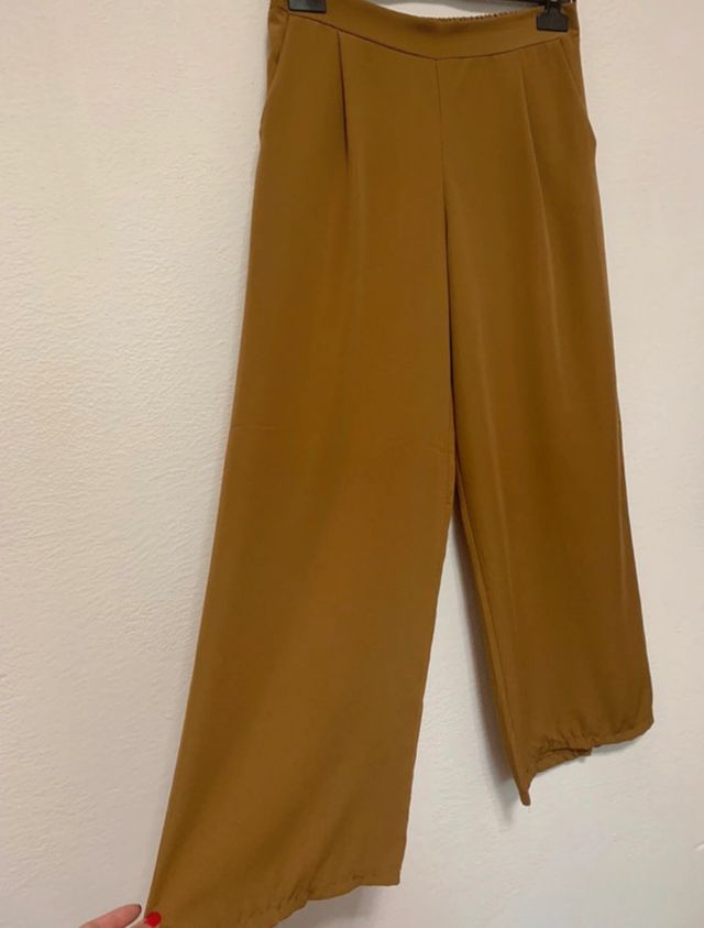 Pantaloni larghi e leggeri color caramello