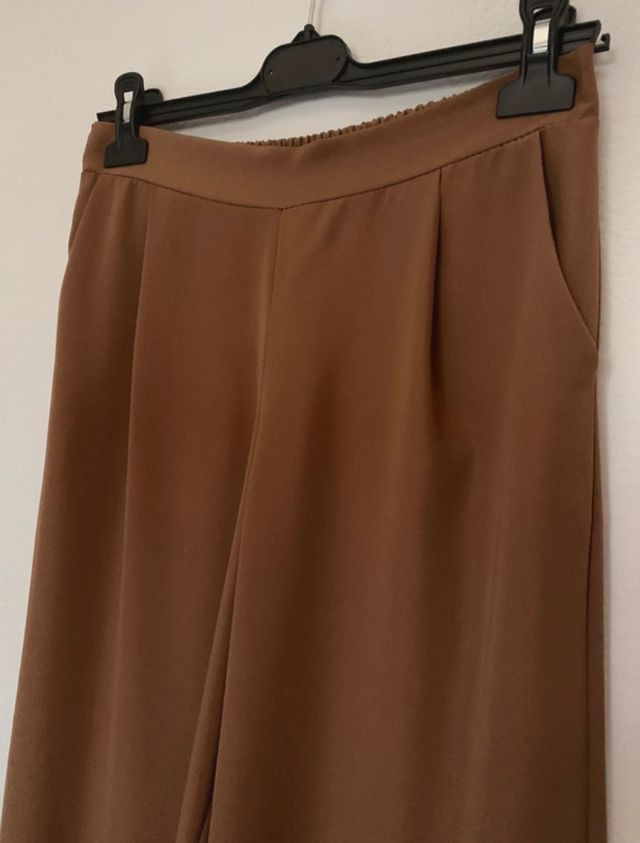 Pantaloni larghi e leggeri color caramello