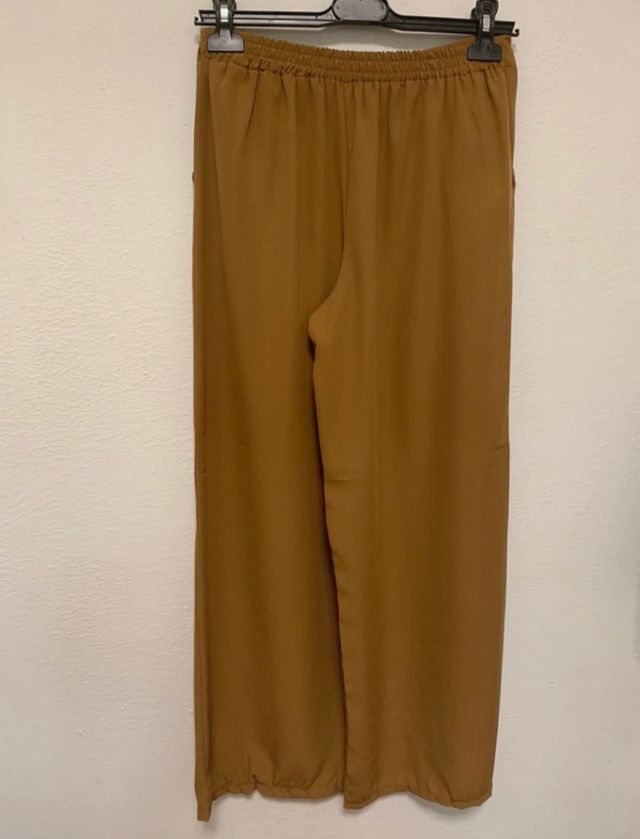 Pantaloni larghi e leggeri color caramello