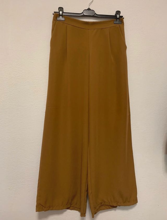 Pantaloni larghi e leggeri color caramello