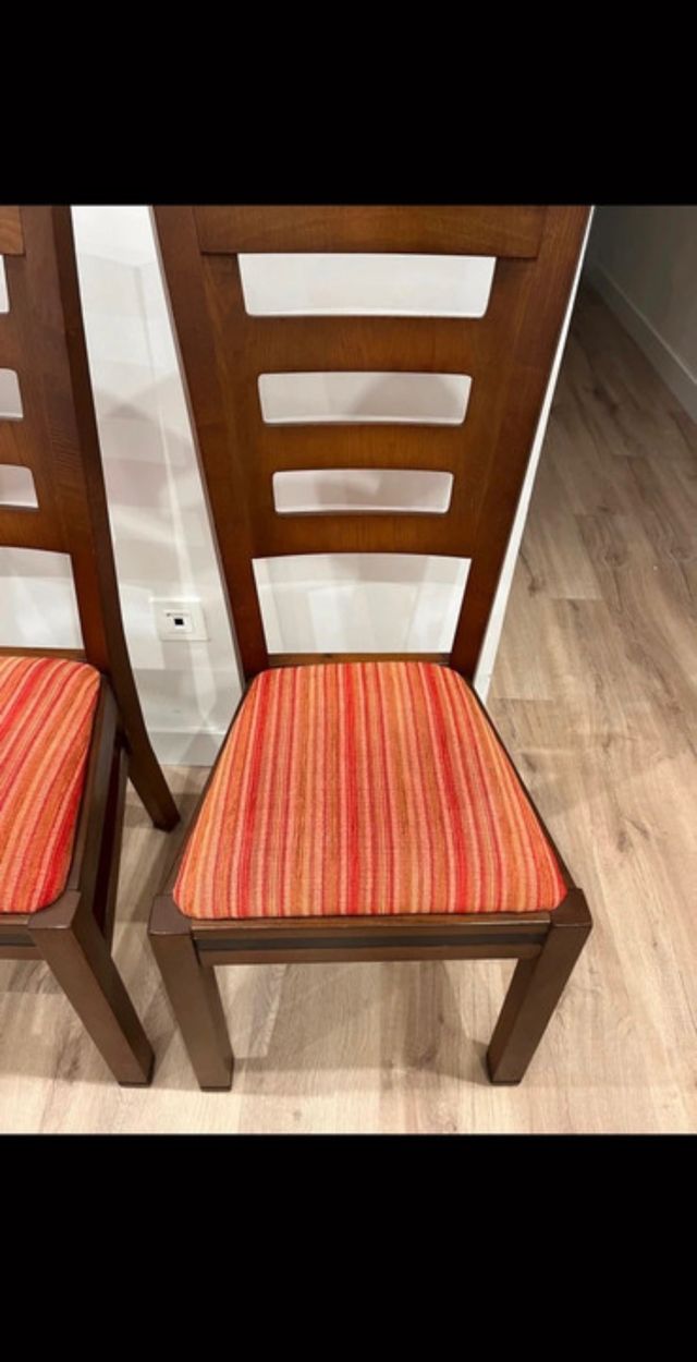 Mesa de castaño y 4 sillas de castaño