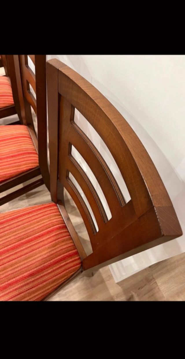 Mesa de castaño y 4 sillas de castaño
