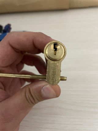 Bombín con dos llaves 