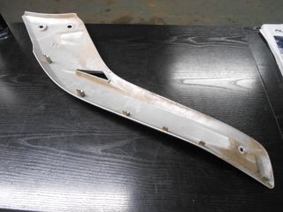 TAPA LATERAL DERECHA BAJO ASIENTO 	X-MAX 2010