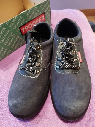 Zapatos de hombre de seguridad apto para trabajar.