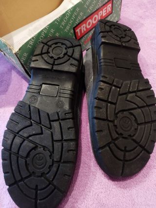 Zapatos de hombre de seguridad apto para trabajar.