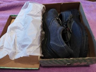 Zapatos de hombre de seguridad apto para trabajar.