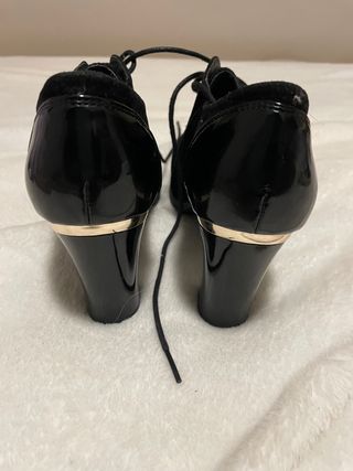 Zapatos negros de tacon con cordones nuevos