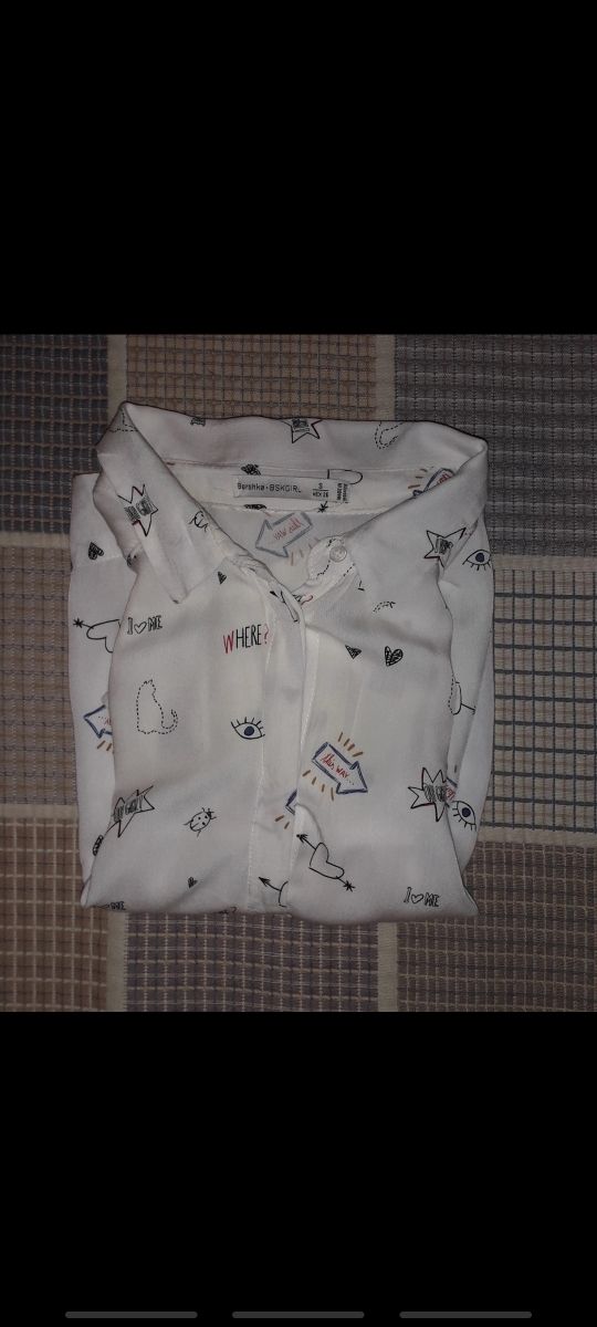 camisa blanca con estampados
