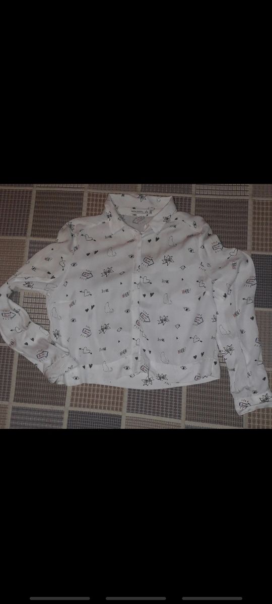 camisa blanca con estampados