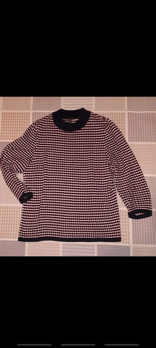 Jersey de estampado azul marino, rojo y blanco.