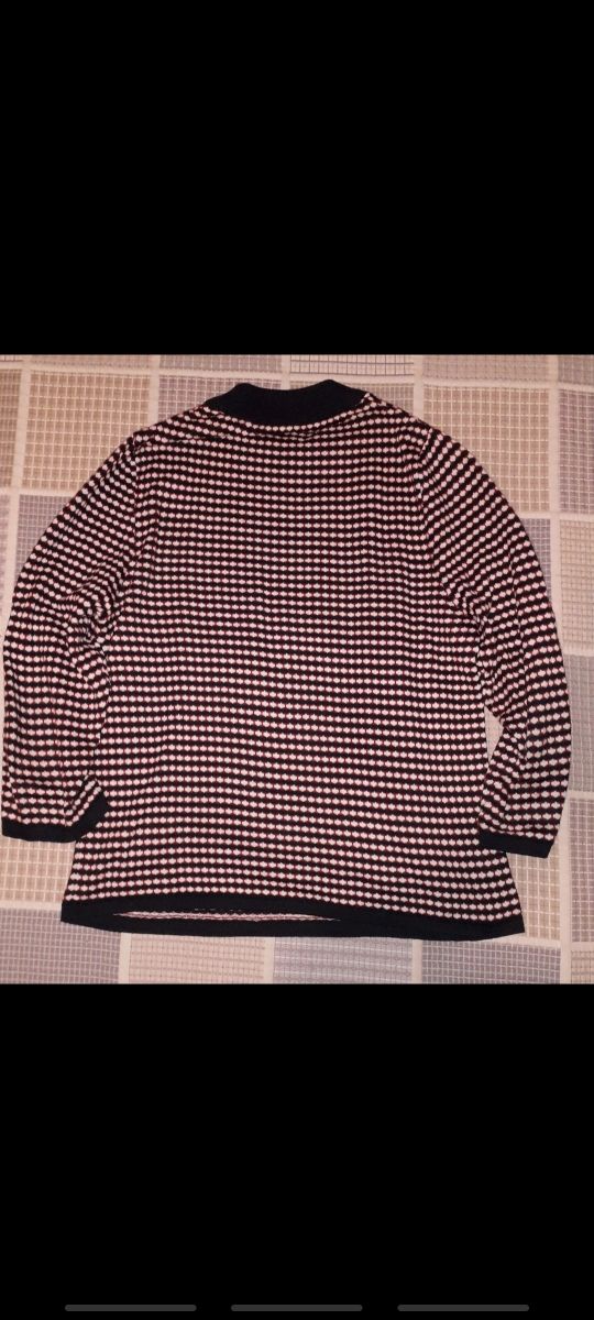 Jersey de estampado azul marino, rojo y blanco.