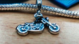 Charm plata moto