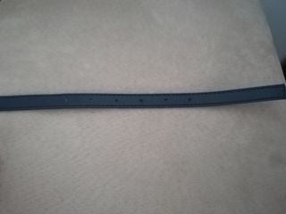 cinturón fino azul oscuro con evilla como lazo