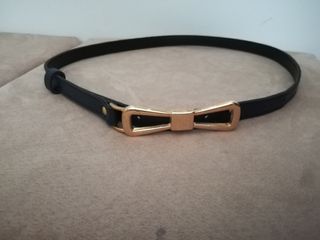 cinturón fino azul oscuro con evilla como lazo