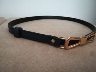 cinturón fino azul oscuro con evilla como lazo