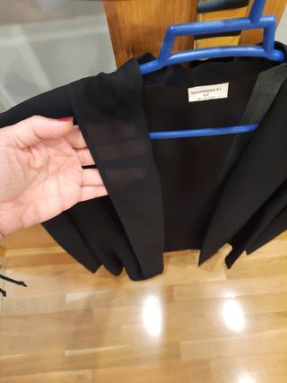 Chaqueta transparente negra.