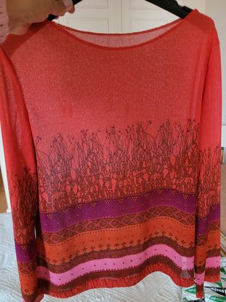 Top semitransparente rojo