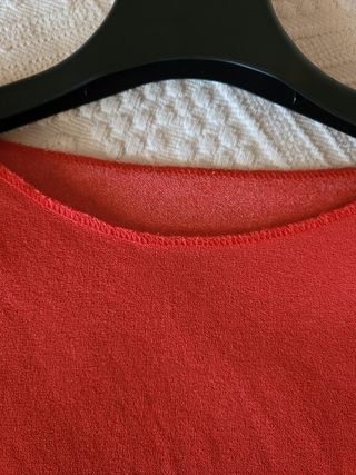 Top semitransparente rojo