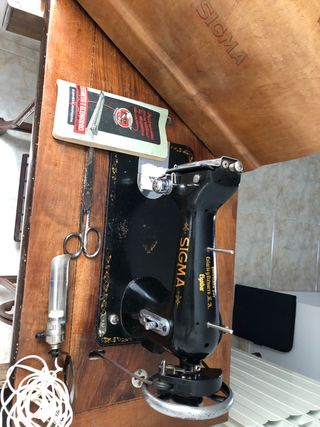 Máquina de coser y bordar "Sigma" de los años 30.