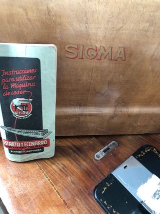 Máquina de coser y bordar "Sigma" de los años 30.