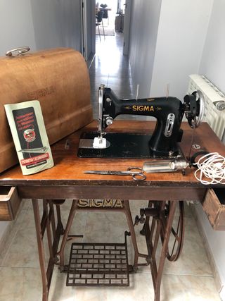 Máquina de coser y bordar "Sigma" de los años 30.