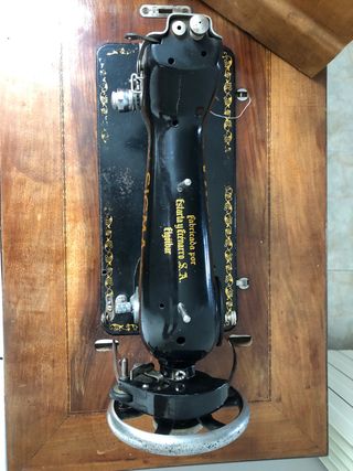 Máquina de coser y bordar "Sigma" de los años 30.