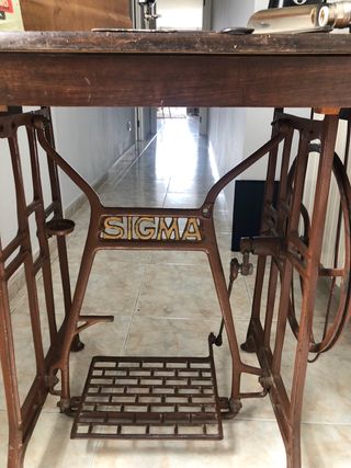 Máquina de coser y bordar "Sigma" de los años 30.