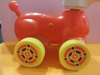 Juguete Perro plástico soplado ruedas