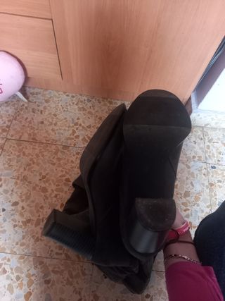 Zapatos rojos y botas