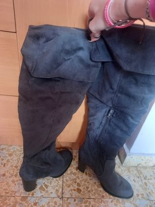 Zapatos rojos y botas