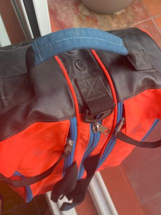 Paletero Asics color naranja coral y azul