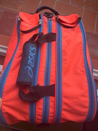 Paletero Asics color naranja coral y azul