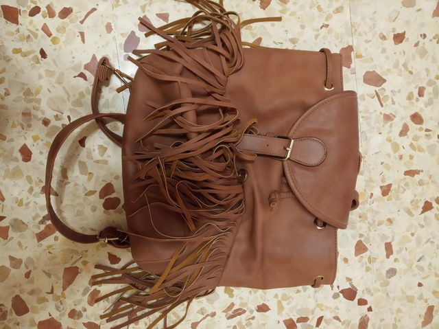 Mochila de piel con flecos