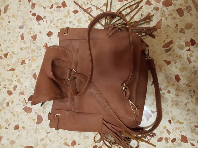 Mochila de piel con flecos